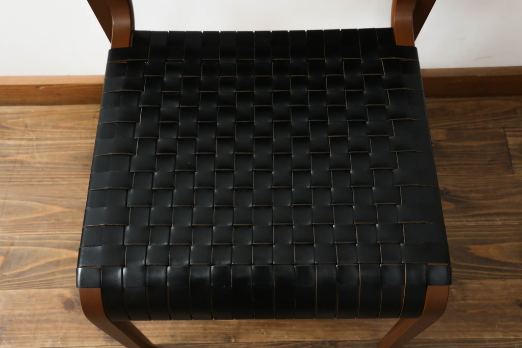 中古　極美品　arflex(アルフレックス)　NT SLIM(エヌティー スリム)　本革(レザー)　スタイリッシュなデザインが魅力のアームレスチェア(ダイニングチェア、椅子、イス)(R-065451)