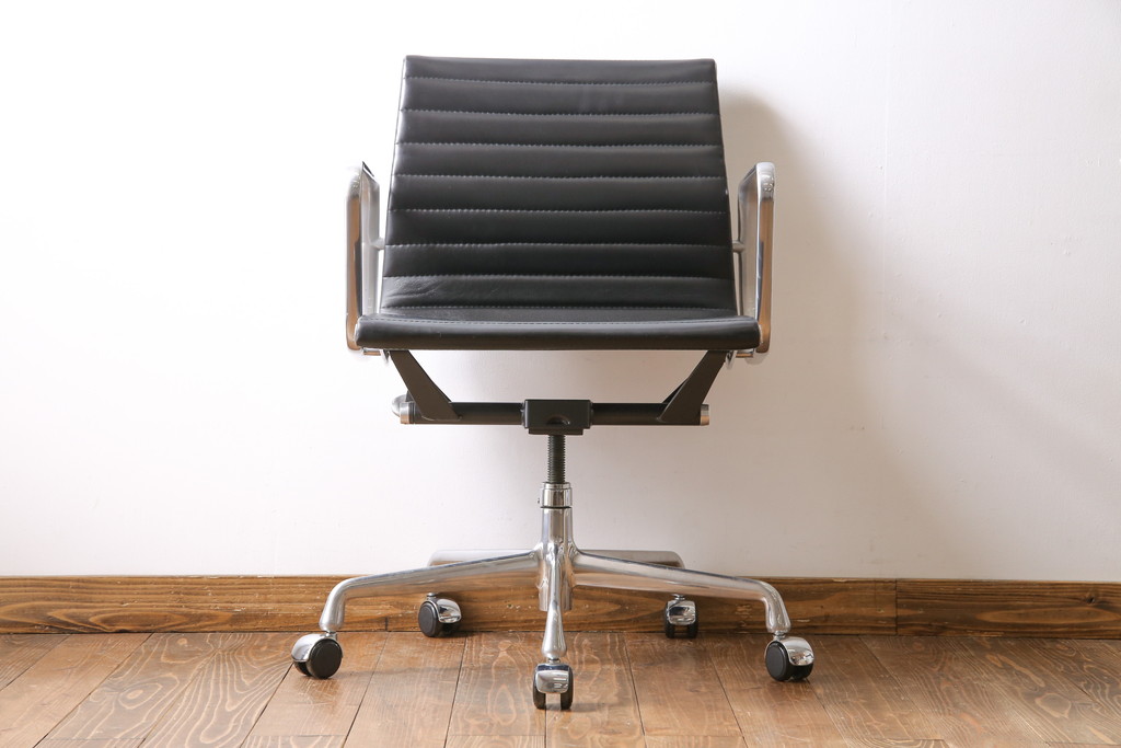 中古　美品　Hermanmiller(ハーマンミラー社)　イームズアルミナムグループ　本革　キャスター付き　 洗練されたデザインが魅力的なマネジメントチェア(レザー、オフィスチェア、アームチェア、椅子)(定価約30万円)(R-027200)