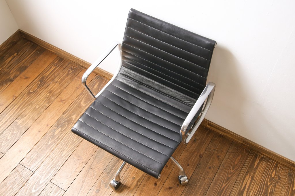 中古　美品　Hermanmiller(ハーマンミラー社)　イームズアルミナムグループ　本革　キャスター付き　洗練されたデザインが魅力的なマネジメントチェア(レザー、オフィスチェア、アームチェア、椅子)(定価約30万円)(R-027200)