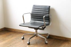 中古　美品　Hermanmiller(ハーマンミラー社)　イームズアルミナムグループ　本革　キャスター付き　洗練されたデザインが魅力的なマネジメントチェア(レザー、オフィスチェア、アームチェア、椅子)(定価約30万円)(R-027201)
