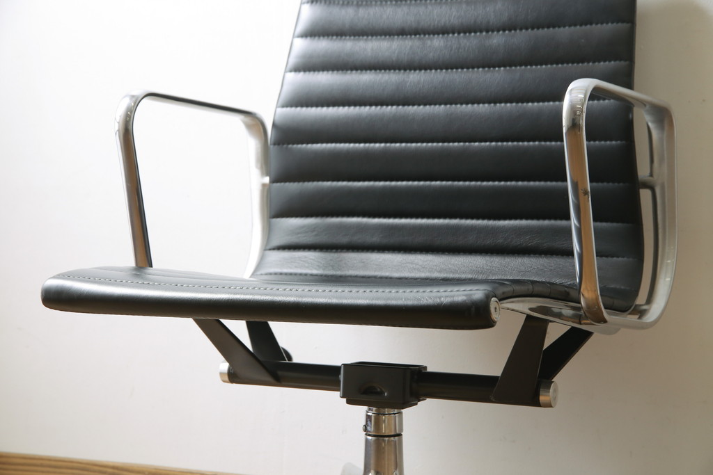 中古　美品　Hermanmiller(ハーマンミラー社)　イームズアルミナムグループ　本革　キャスター付き　洗練されたデザインが魅力的なマネジメントチェア(レザー、オフィスチェア、アームチェア、椅子)(定価約30万円)(R-027201)