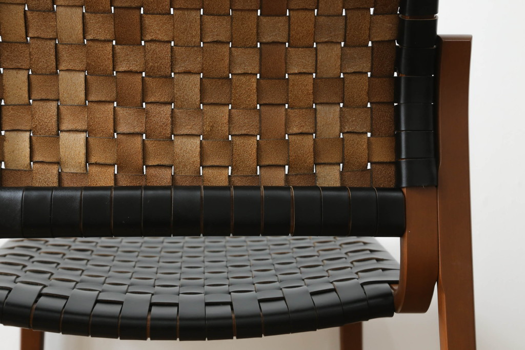 中古　極美品　arflex(アルフレックス)　NT SLIM(エヌティー スリム)　本革(レザー)　スタイリッシュなデザインが魅力のアームレスチェア(ダイニングチェア、椅子、イス)(R-065452)