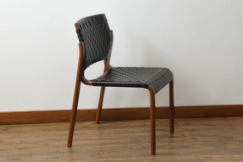 中古　極美品　arflex(アルフレックス)　NT SLIM(エヌティー スリム)　本革(レザー)　スタイリッシュなデザインが魅力のアームレスチェア(ダイニングチェア、椅子、イス)(R-065453)