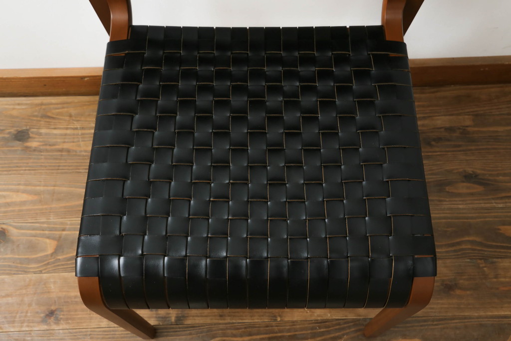 中古　極美品　arflex(アルフレックス)　NT SLIM(エヌティー スリム)　本革(レザー)　スタイリッシュなデザインが魅力のアームレスチェア(ダイニングチェア、椅子、イス)(R-065453)
