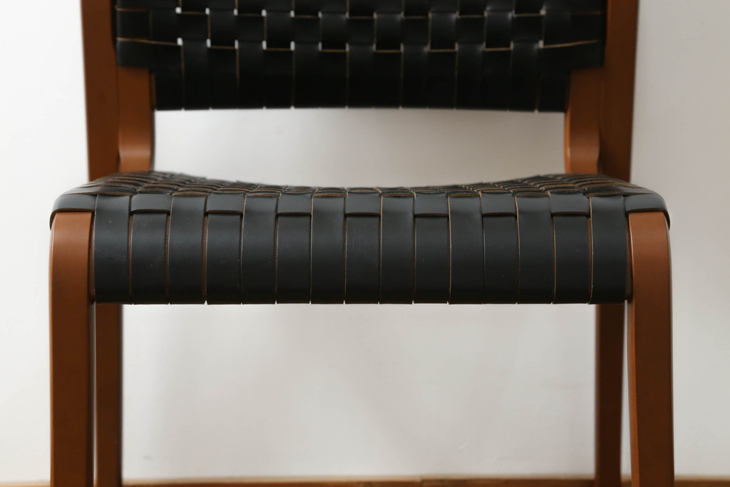 中古　極美品　arflex(アルフレックス)　NT SLIM(エヌティー スリム)　本革(レザー)　スタイリッシュなデザインが魅力のアームレスチェア(ダイニングチェア、椅子、イス)(R-065453)