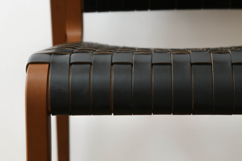 中古　極美品　arflex(アルフレックス)　NT SLIM(エヌティー スリム)　本革(レザー)　スタイリッシュなデザインが魅力のアームレスチェア(ダイニングチェア、椅子、イス)(R-065453)