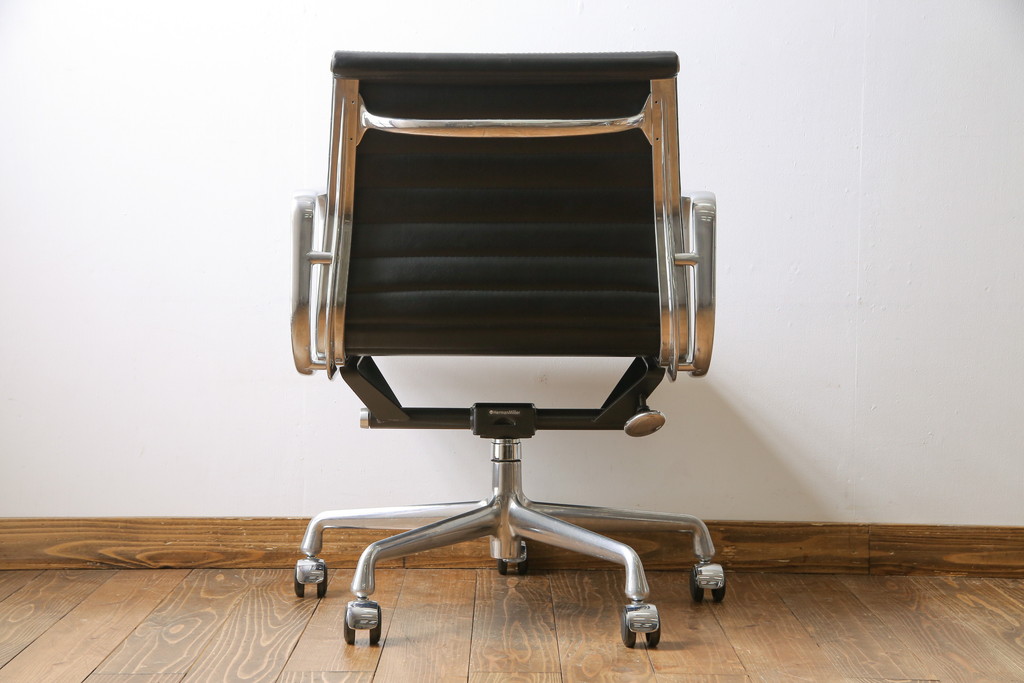 中古　美品　Hermanmiller(ハーマンミラー社)　イームズアルミナムグループ　本革　キャスター付き　洗練されたデザインが魅力的なマネジメントチェア(レザー、オフィスチェア、アームチェア、椅子)(定価約30万円)(R-027202)