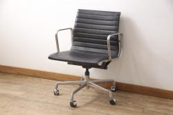中古　美品　Hermanmiller(ハーマンミラー社)　イームズアルミナムグループ　本革　キャスター付き　洗練されたデザインが魅力的なマネジメントチェア(レザー、オフィスチェア、アームチェア、椅子)(定価約30万円)(R-027203)
