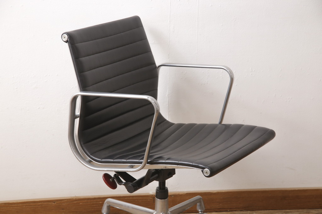 中古　美品　Hermanmiller(ハーマンミラー社)　イームズアルミナムグループ　本革　キャスター付き　 洗練されたデザインが魅力的なマネジメントチェア(レザー、オフィスチェア、アームチェア、椅子)(定価約30万円)(R-027203)