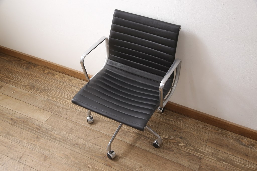 中古　美品　Hermanmiller(ハーマンミラー社)　イームズアルミナムグループ　本革　キャスター付き　洗練されたデザインが魅力的なマネジメントチェア(レザー、オフィスチェア、アームチェア、椅子)(定価約30万円)(R-027203)