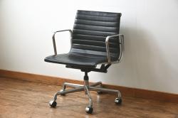 中古　美品　Hermanmiller(ハーマンミラー社)　イームズアルミナムグループ　本革　キャスター付き　洗練されたデザインが魅力的なマネジメントチェア(レザー、オフィスチェア、アームチェア、椅子)(定価約30万円)(R-027204)