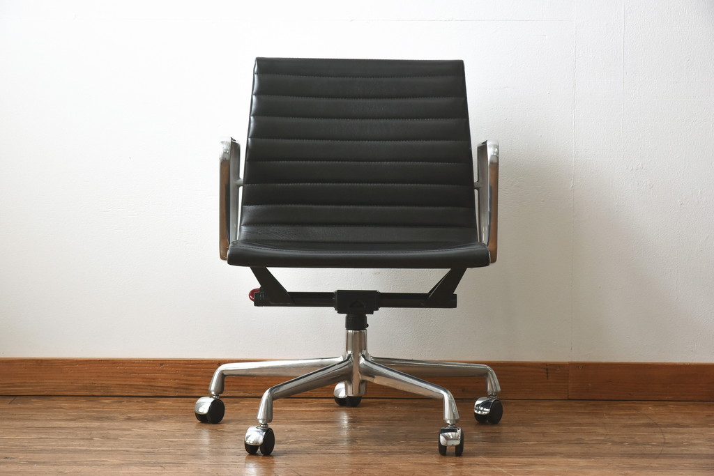 中古　美品　Hermanmiller(ハーマンミラー社)　イームズアルミナムグループ　本革　キャスター付き　洗練されたデザインが魅力的なマネジメントチェア(レザー、オフィスチェア、アームチェア、椅子)(定価約30万円)(R-027204)