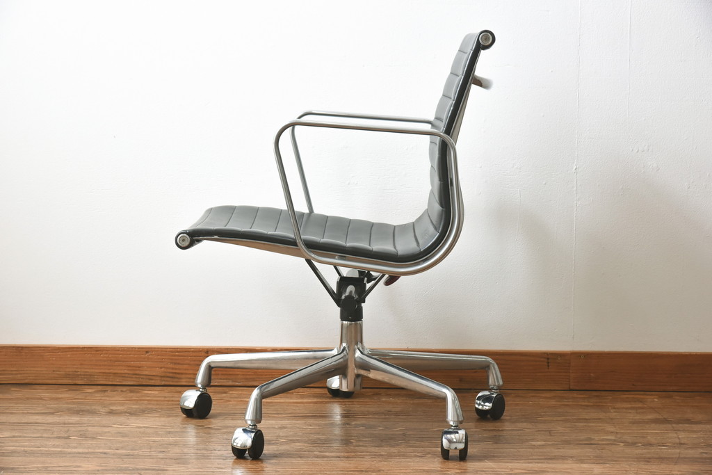 中古　美品　Hermanmiller(ハーマンミラー社)　イームズアルミナムグループ　本革　キャスター付き　洗練されたデザインが魅力的なマネジメントチェア(レザー、オフィスチェア、アームチェア、椅子)(定価約30万円)(R-027204)