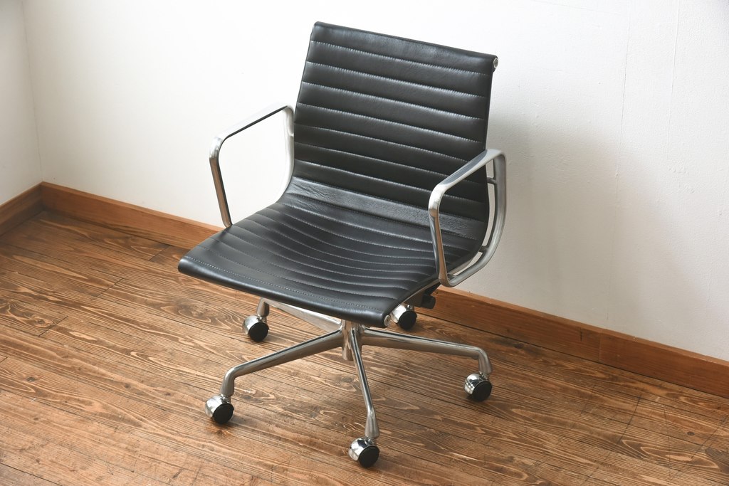 中古　美品　Hermanmiller(ハーマンミラー社)　イームズアルミナムグループ　本革　キャスター付き　 洗練されたデザインが魅力的なマネジメントチェア(レザー、オフィスチェア、アームチェア、椅子)(定価約30万円)(R-027204)