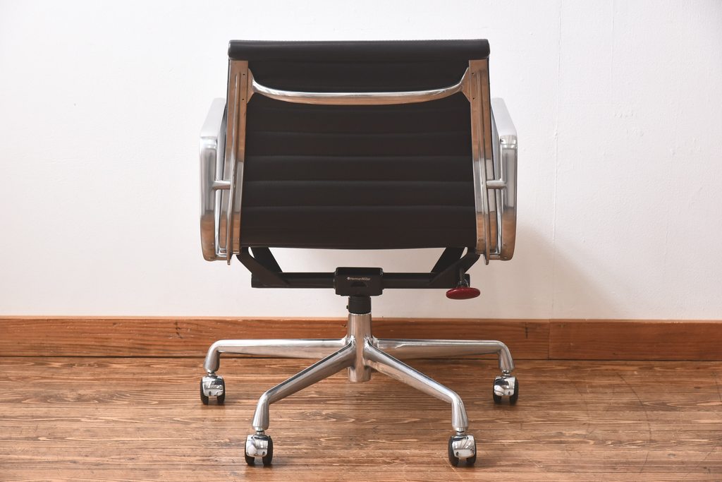 中古　美品　Hermanmiller(ハーマンミラー社)　イームズアルミナムグループ　本革　キャスター付き　洗練されたデザインが魅力的なマネジメントチェア(レザー、オフィスチェア、アームチェア、椅子)(定価約30万円)(R-027204)