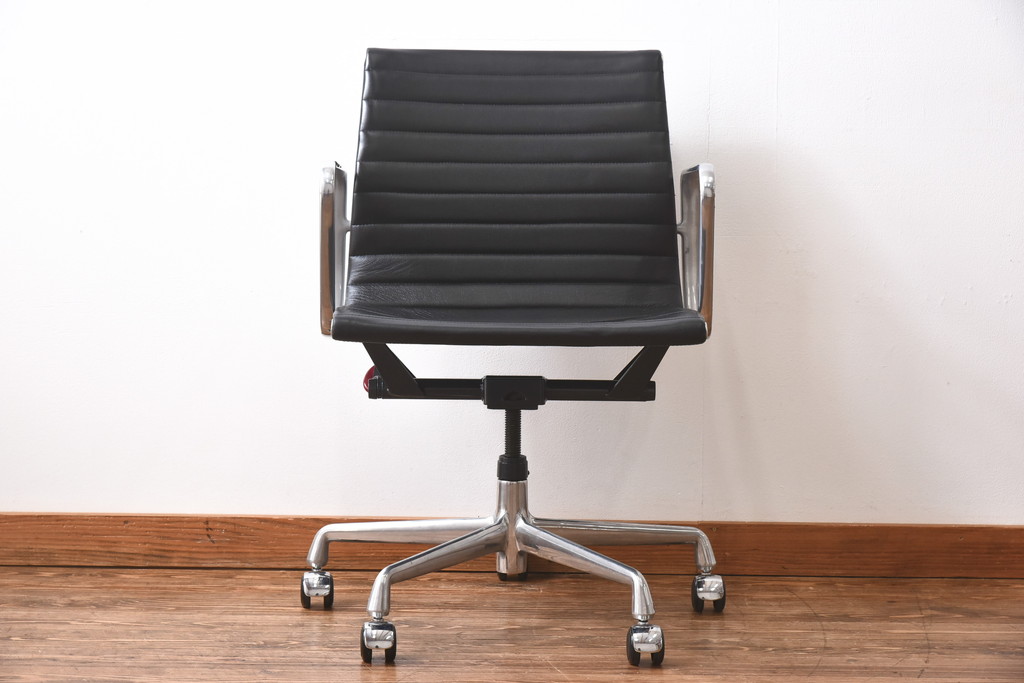 中古　美品　Hermanmiller(ハーマンミラー社)　イームズアルミナムグループ　本革　キャスター付き　洗練されたデザインが魅力的なマネジメントチェア(レザー、オフィスチェア、アームチェア、椅子)(定価約30万円)(R-027205)