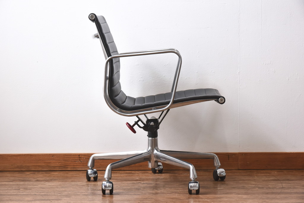 中古　美品　Hermanmiller(ハーマンミラー社)　イームズアルミナムグループ　本革　キャスター付き　洗練されたデザインが魅力的なマネジメントチェア(レザー、オフィスチェア、アームチェア、椅子)(定価約30万円)(R-027205)