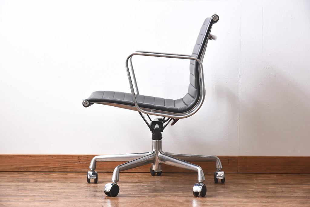 中古　美品　Hermanmiller(ハーマンミラー社)　イームズアルミナムグループ　本革　キャスター付き　洗練されたデザインが魅力的なマネジメントチェア(レザー、オフィスチェア、アームチェア、椅子)(定価約30万円)(R-027205)