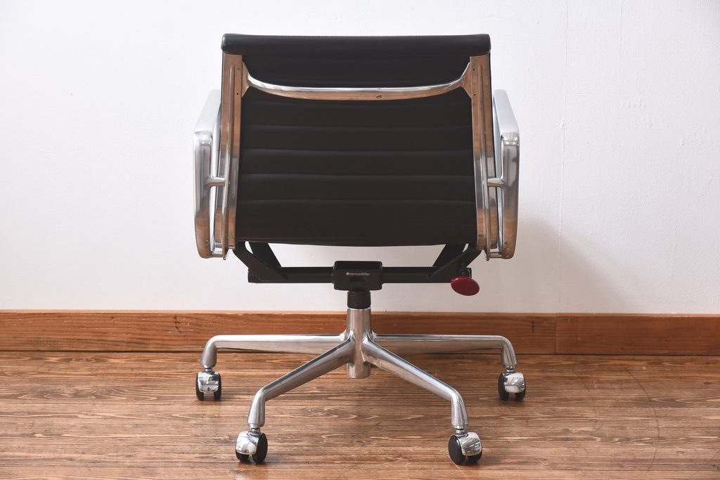 中古　美品　Hermanmiller(ハーマンミラー社)　イームズアルミナムグループ　本革　キャスター付き　洗練されたデザインが魅力的なマネジメントチェア(レザー、オフィスチェア、アームチェア、椅子)(定価約30万円)(R-027205)