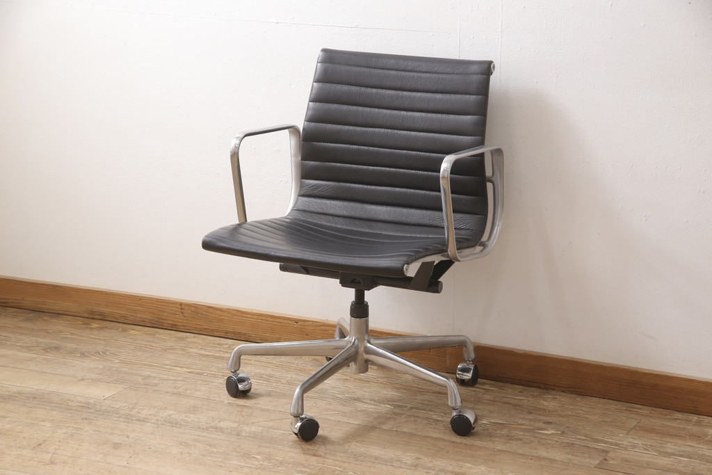 中古　美品　Hermanmiller(ハーマンミラー社)　イームズアルミナムグループ　本革　キャスター付き　洗練されたデザインが魅力的なマネジメントチェア(レザー、オフィスチェア、アームチェア、椅子)(定価約30万円)(R-027206)