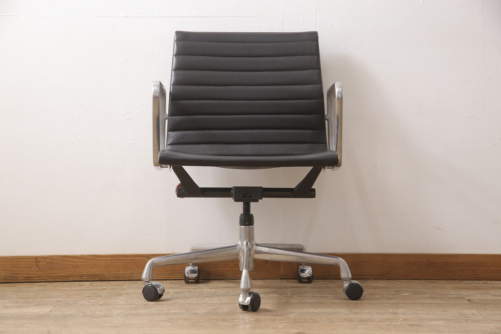 中古　美品　Hermanmiller(ハーマンミラー社)　イームズアルミナムグループ　本革　キャスター付き　洗練されたデザインが魅力的なマネジメントチェア(レザー、オフィスチェア、アームチェア、椅子)(定価約30万円)(R-027206)