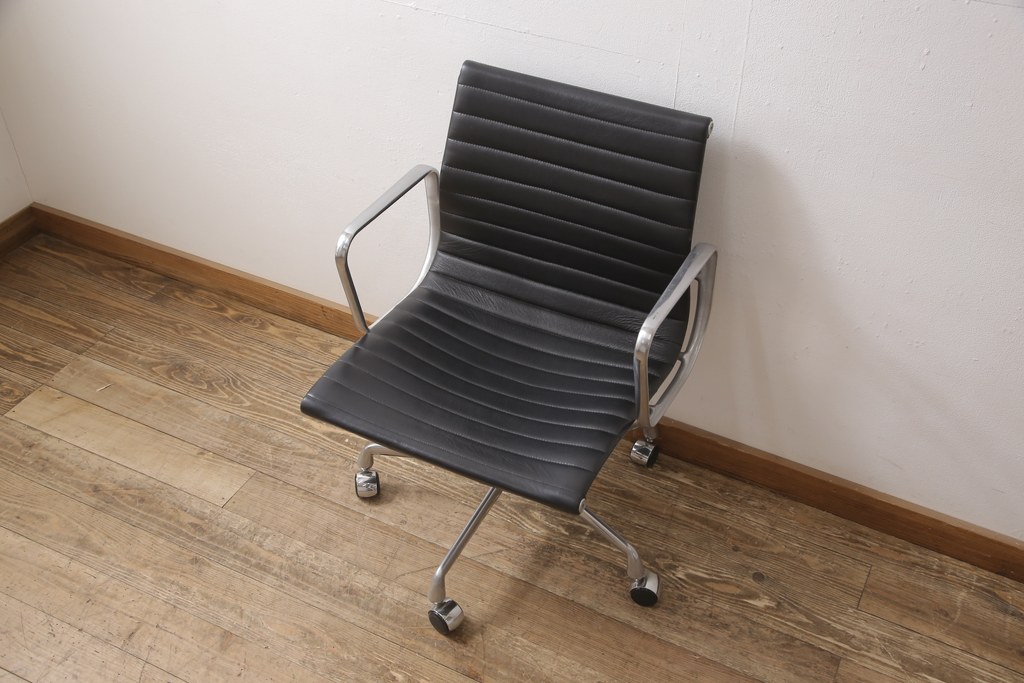 中古　美品　Hermanmiller(ハーマンミラー社)　イームズアルミナムグループ　本革　キャスター付き　洗練されたデザインが魅力的なマネジメントチェア(レザー、オフィスチェア、アームチェア、椅子)(定価約30万円)(R-027206)