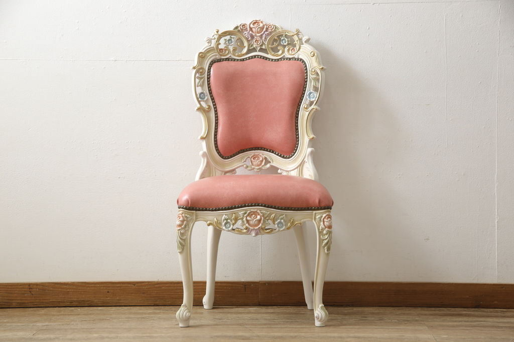 中古　イタリアンロココ調デザイン　かわいいレザー張り・彫刻フレームのチェア(椅子、イス、ダイニングチェア)(定価約8.2万円)(R-056573)