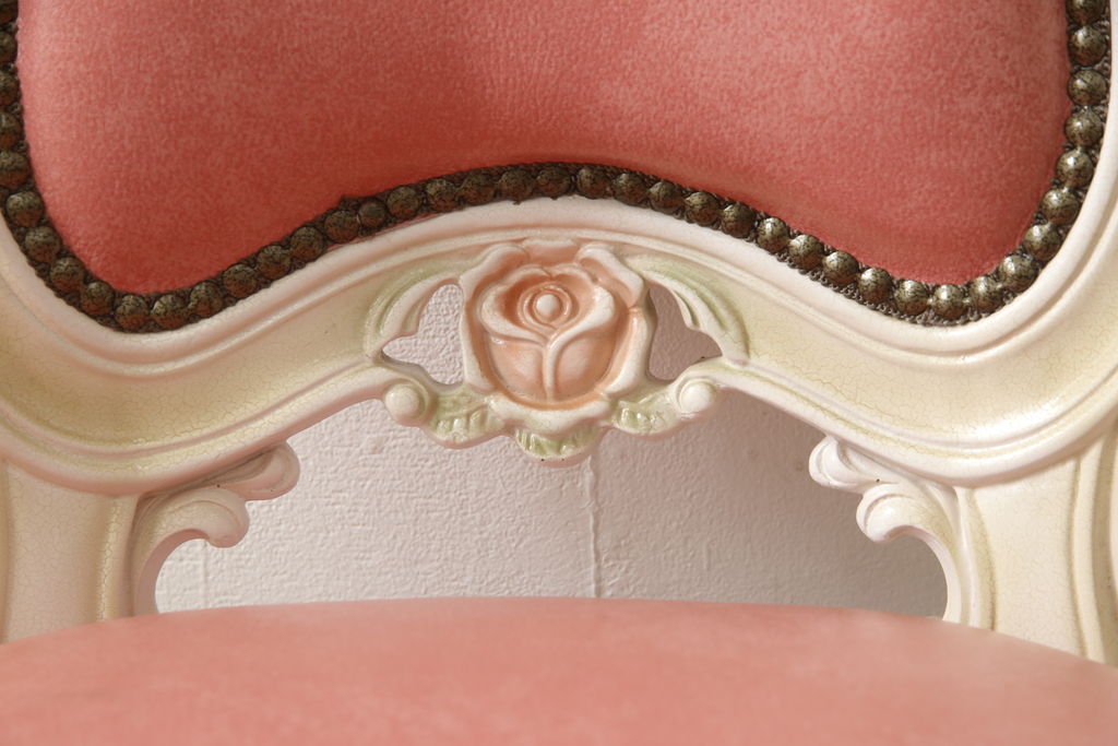 中古　イタリアンロココ調デザイン　かわいいレザー張り・彫刻フレームのチェア(椅子、イス、ダイニングチェア)(定価約8.2万円)(R-056573)