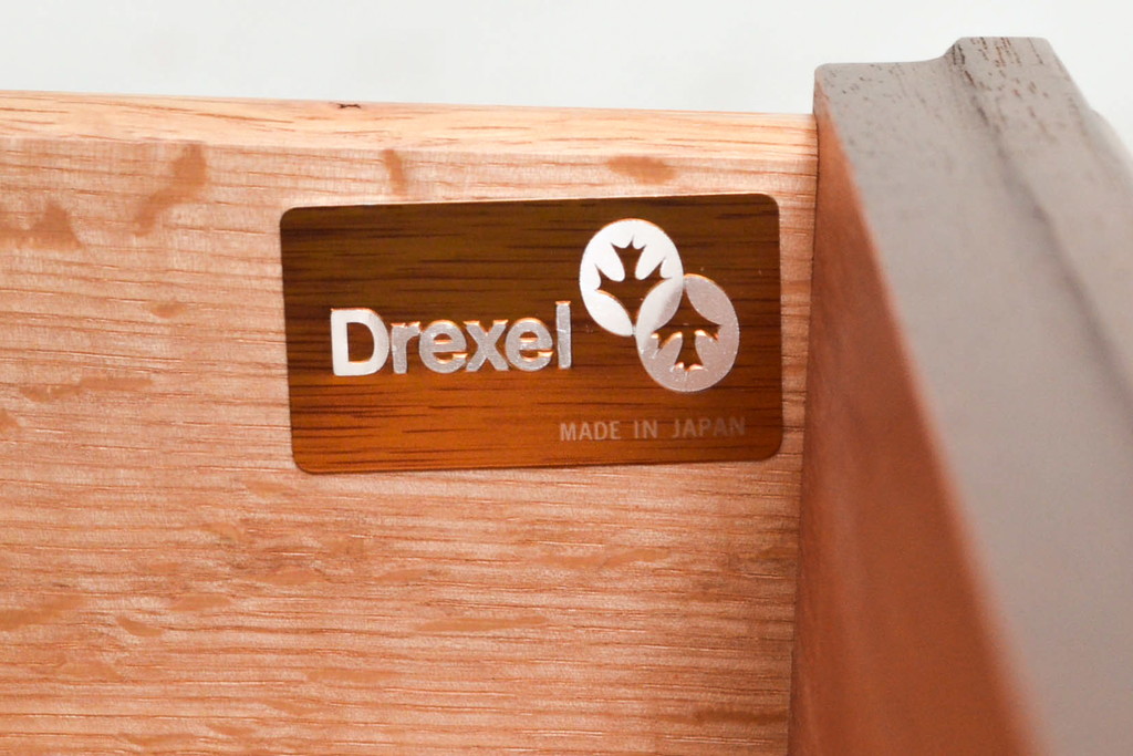 中古　DREXEL HERITAGE(ドレクセルヘリテイジ)　細部までこだわりの詰まったデザインが素敵なサイドテーブル(ローテーブル、ナイトテーブル)(R-078160)