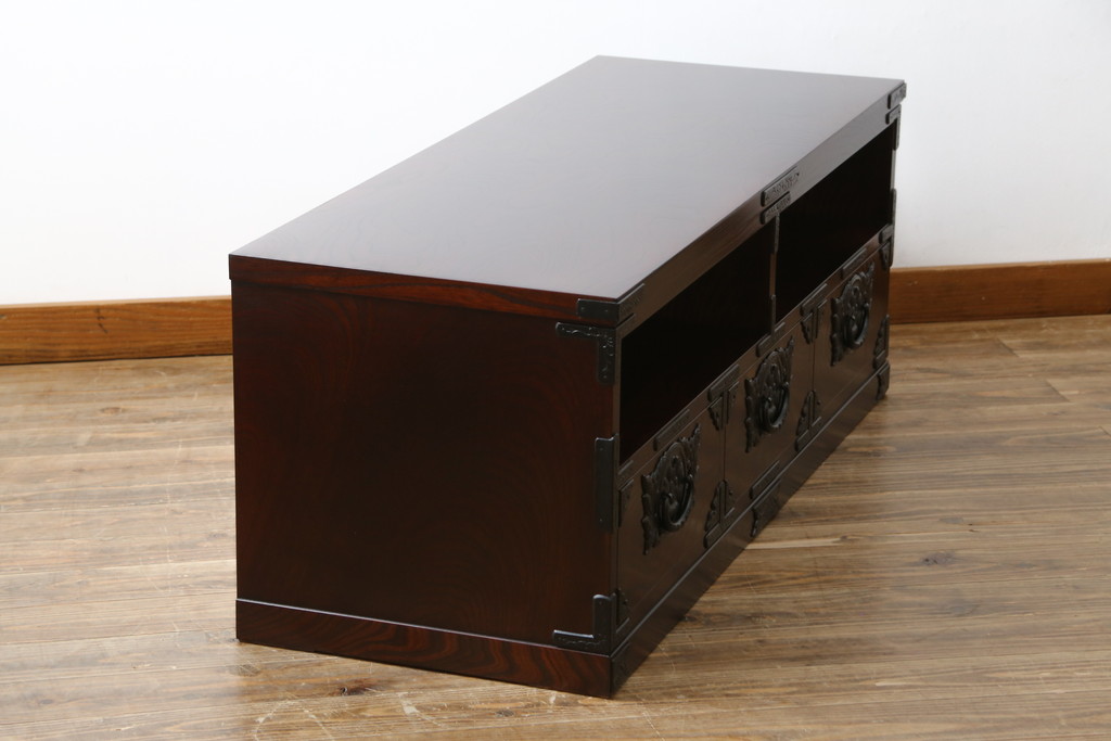 中古　美品!!　岩谷堂箪笥　力強い木目と存在感のある金具が魅力的なテレビボード(テレビ台、ローボード、リビングボード、サイドボード)(定価約38万円)(R-077283)