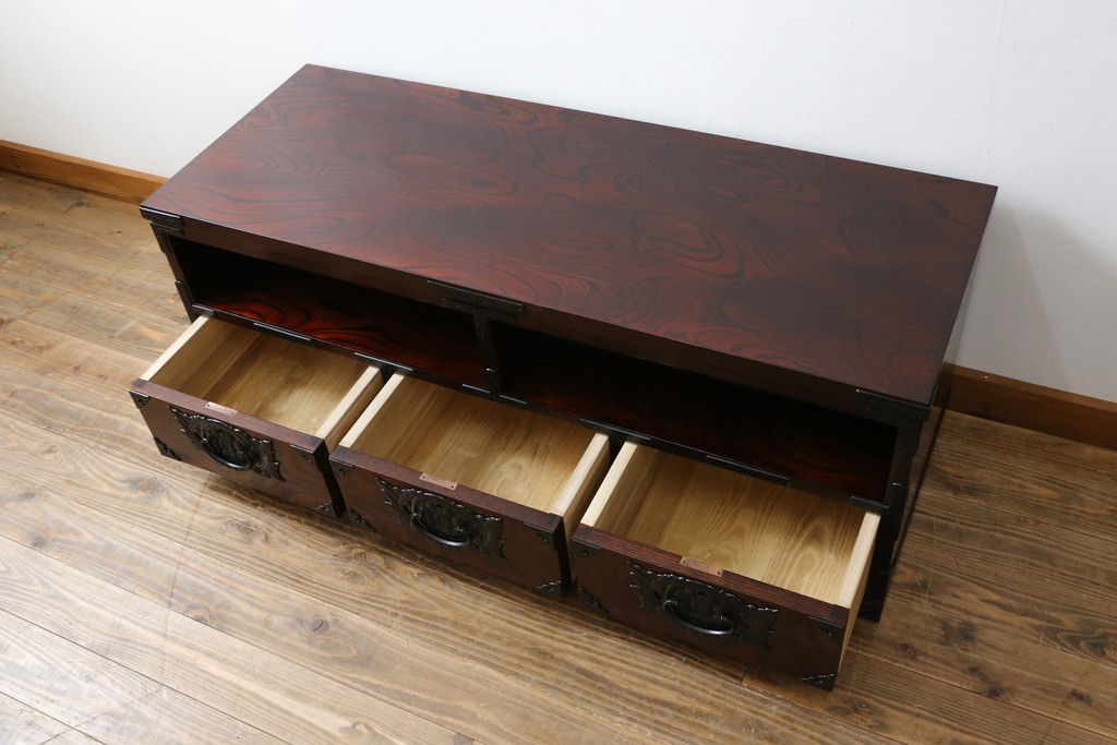 中古　美品!!　岩谷堂箪笥　力強い木目と存在感のある金具が魅力的なテレビボード(テレビ台、ローボード、リビングボード、サイドボード)(定価約38万円)(R-077283)
