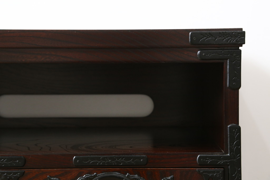 中古　美品!!　岩谷堂箪笥　力強い木目と存在感のある金具が魅力的なテレビボード(テレビ台、ローボード、リビングボード、サイドボード)(定価約38万円)(R-077283)