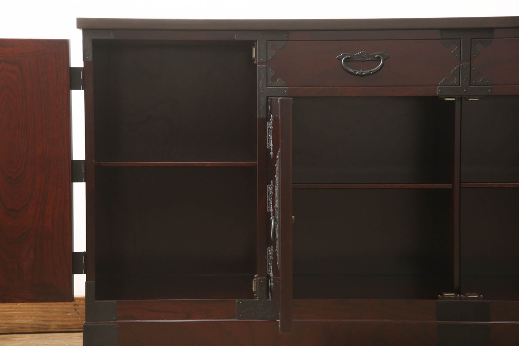 中古　二本松工藝館　田中家具　天板リメイク　重厚感ある佇まいが魅力的な水屋箪笥サイドボード(リビングボード、戸棚、収納棚)(R-057730)