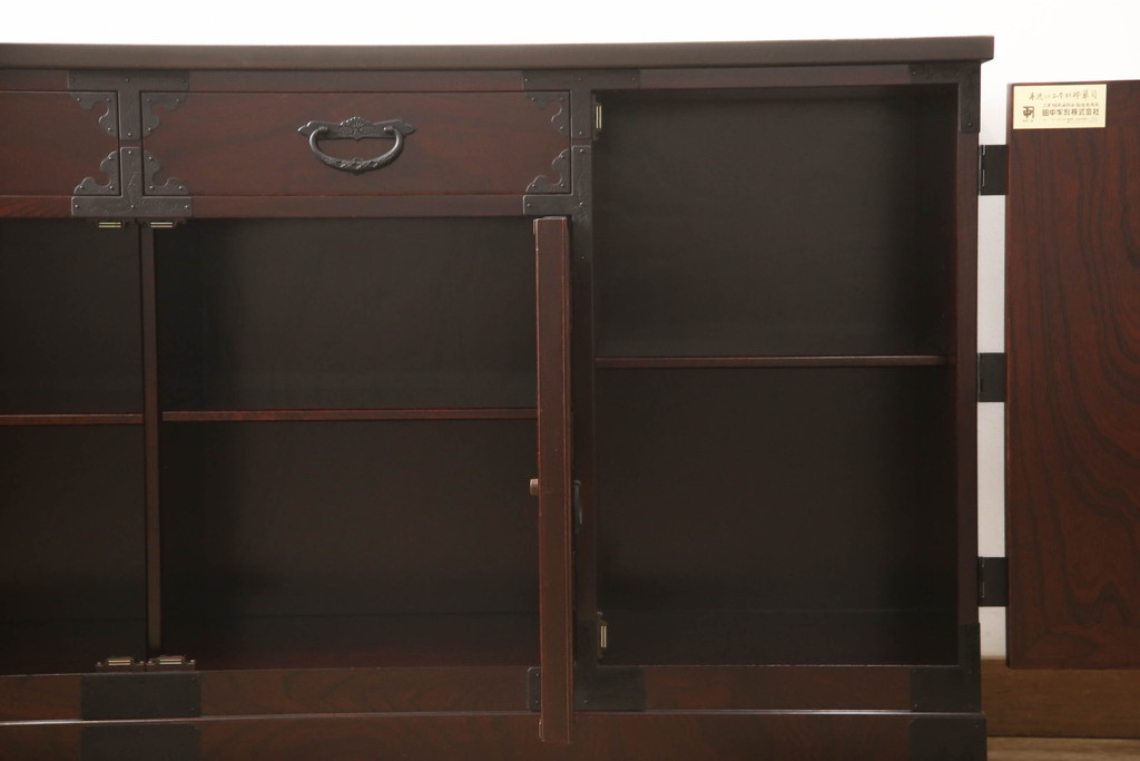 中古　二本松工藝館　田中家具　天板リメイク　重厚感ある佇まいが魅力的な水屋箪笥サイドボード(リビングボード、戸棚、収納棚)(R-057730)