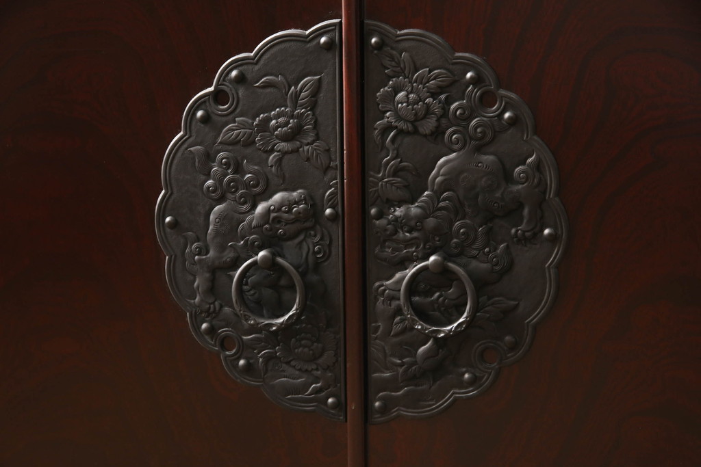 中古　二本松工藝館　田中家具　天板リメイク　重厚感ある佇まいが魅力的な水屋箪笥サイドボード(リビングボード、戸棚、収納棚)(R-057730)
