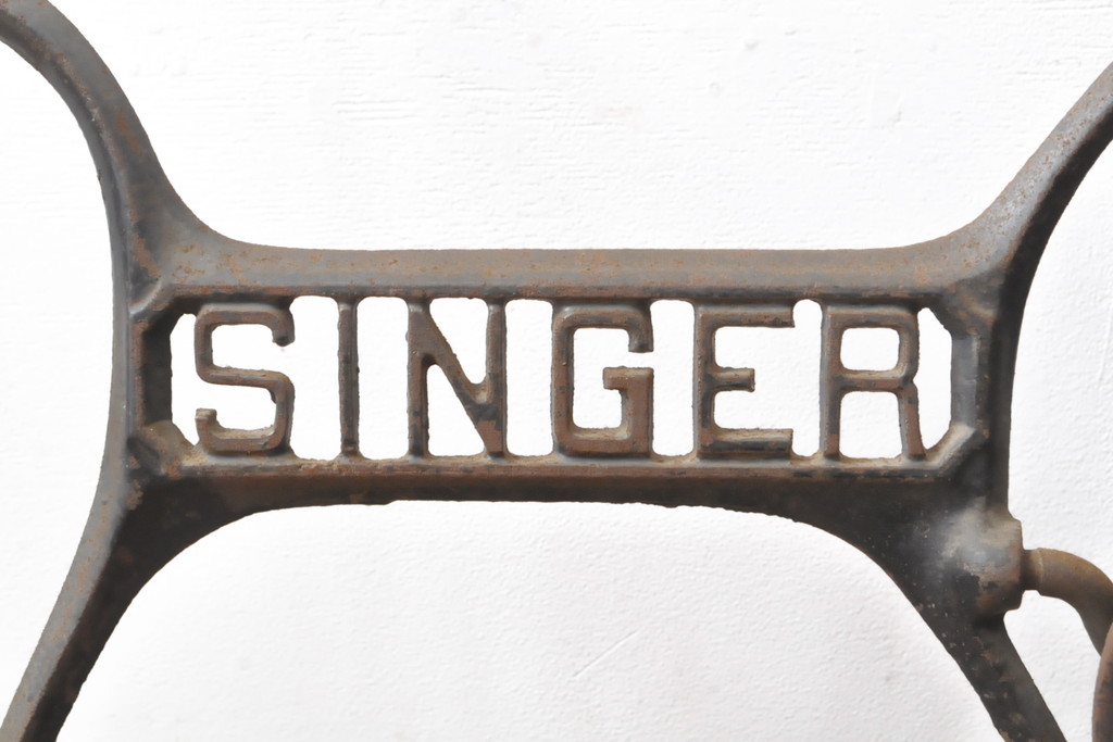 イギリスアンティーク　SINGER(シンガー)社　お洒落なインテリアにおすすめのミシンの鉄脚(シンガーミシン、ミシンテーブル、ミシン台)(R-055243)