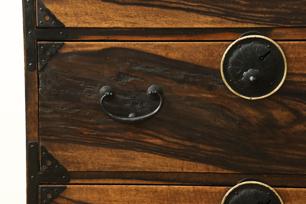 和製アンティーク　前面黒柿材(張り)　小振りなサイズ感が丁度良い、力強い木目が目を引く四段小箪笥(チェスト、和タンス、収納箪笥、引き出し)(R-058811)