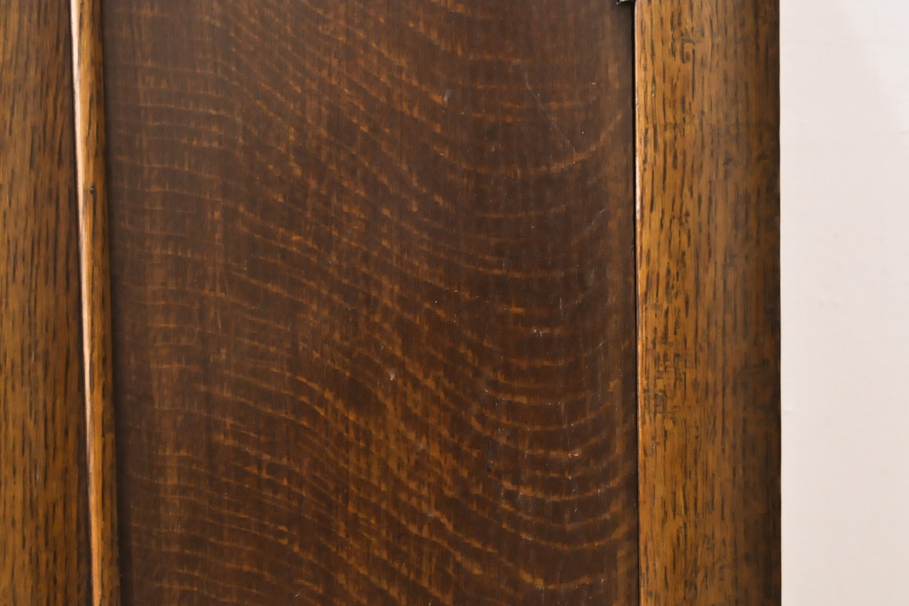 イギリスアンティーク　オーク材　凝ったデザインが目を引くサイドボード(キャビネット、収納棚、戸棚)(R-055010)
