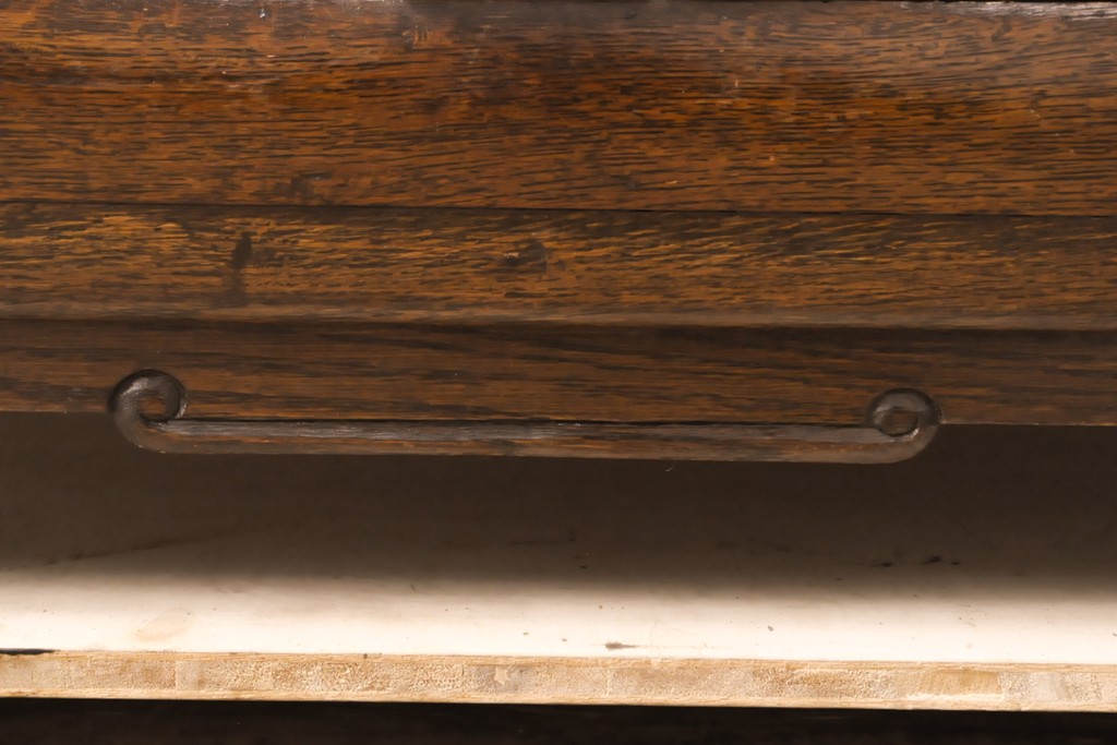 イギリスアンティーク　オーク材　凝ったデザインが目を引くサイドボード(キャビネット、収納棚、戸棚)(R-055010)