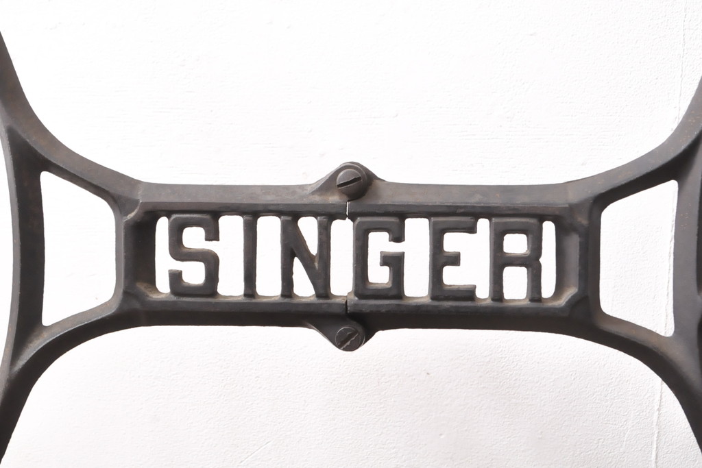イギリスアンティーク　SINGER(シンガー)社　レトロな雰囲気が魅力的なミシンの鉄脚(シンガーミシン、ミシンテーブル、ミシン台)(R-055240)