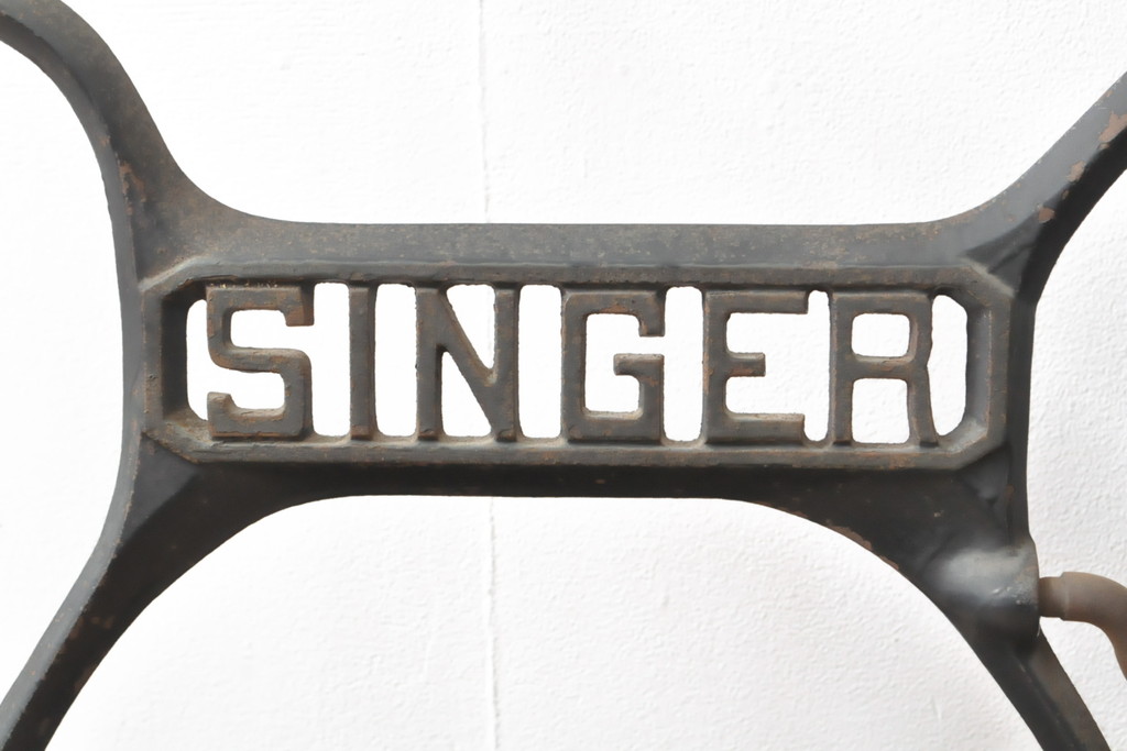 イギリスアンティーク　SINGER(シンガー)社　カフェ風インテリアにおすすめのミシンの鉄脚(シンガーミシン、ミシンテーブル、ミシン台)(R-055213)