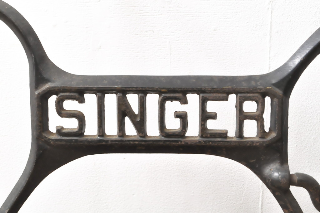 イギリスアンティーク　SINGER(シンガー)社　カフェ風インテリアにおすすめのミシンの鉄脚(シンガーミシン、ミシンテーブル、ミシン台)(R-055211)