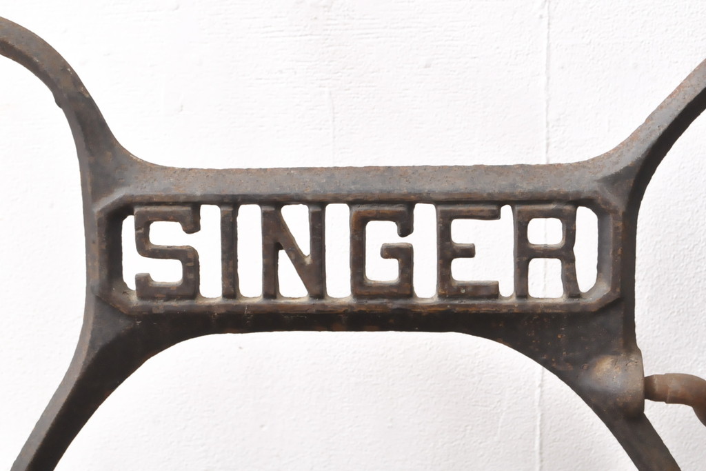 イギリスアンティーク　SINGER(シンガー)社　カフェ風インテリアにおすすめのミシンの鉄脚(シンガーミシン、ミシンテーブル、ミシン台)(R-055210)