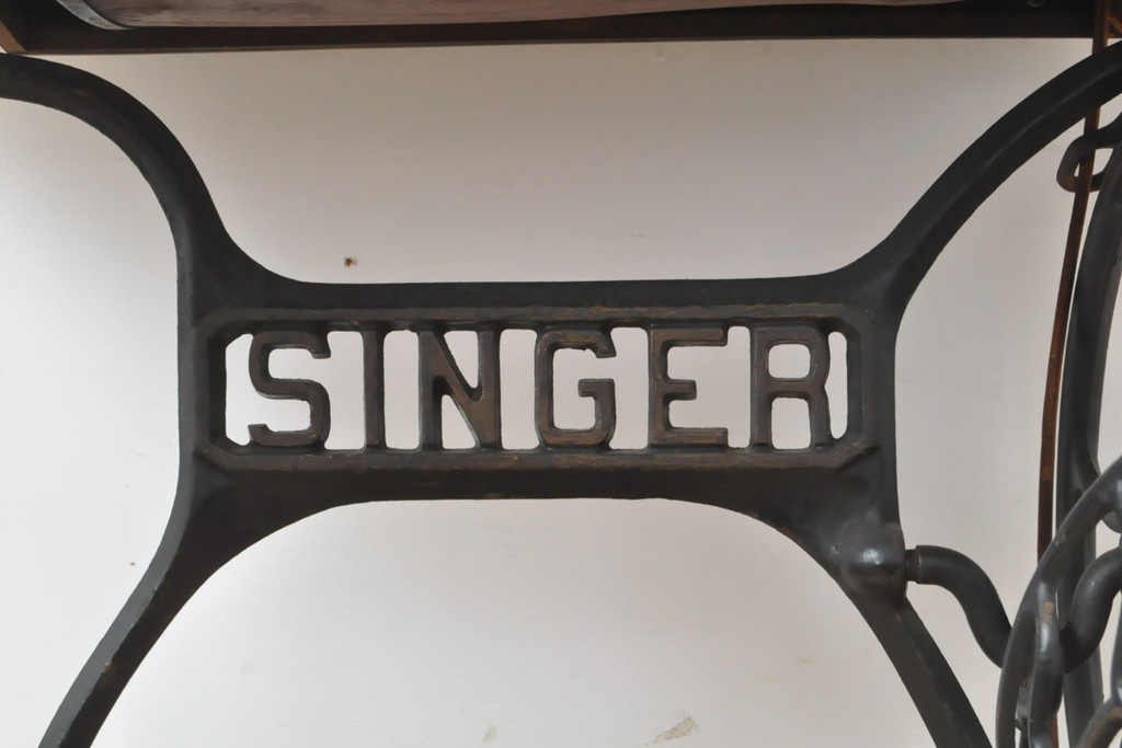 ジャンク品　SINGER(シンガー)社　お洒落なアンティークの空間を演出するシンガーミシン(ミシンテーブル、ミシン台、足踏み、ディスプレイ)(R-055165)