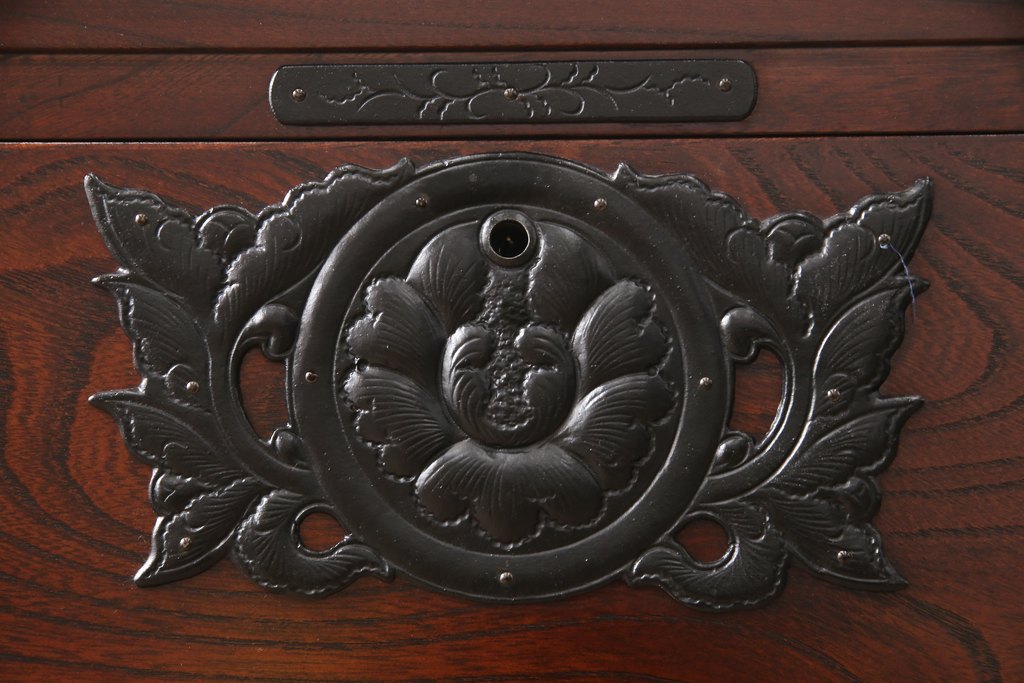 中古　美品　岩谷堂箪笥　深みのある色合いと重厚な金具が美しいサイドボード(引き出し、チェスト、和たんす、収納箪笥)(R-054781)