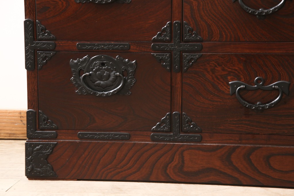 中古　美品　岩谷堂箪笥　深みのある色合いと重厚な金具が美しいサイドボード(引き出し、チェスト、和たんす、収納箪笥)(R-054781)