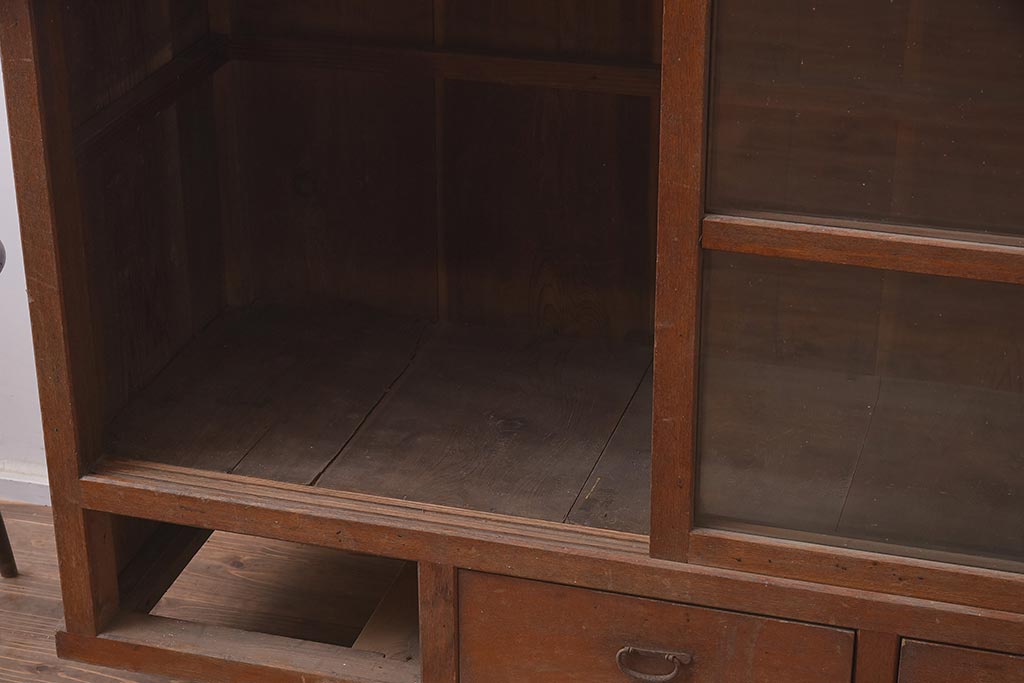 アンティーク家具　和製アンティーク　大正期　味わい深い雰囲気漂うガラス戸棚(収納棚、キャビネット)(R-043135)
