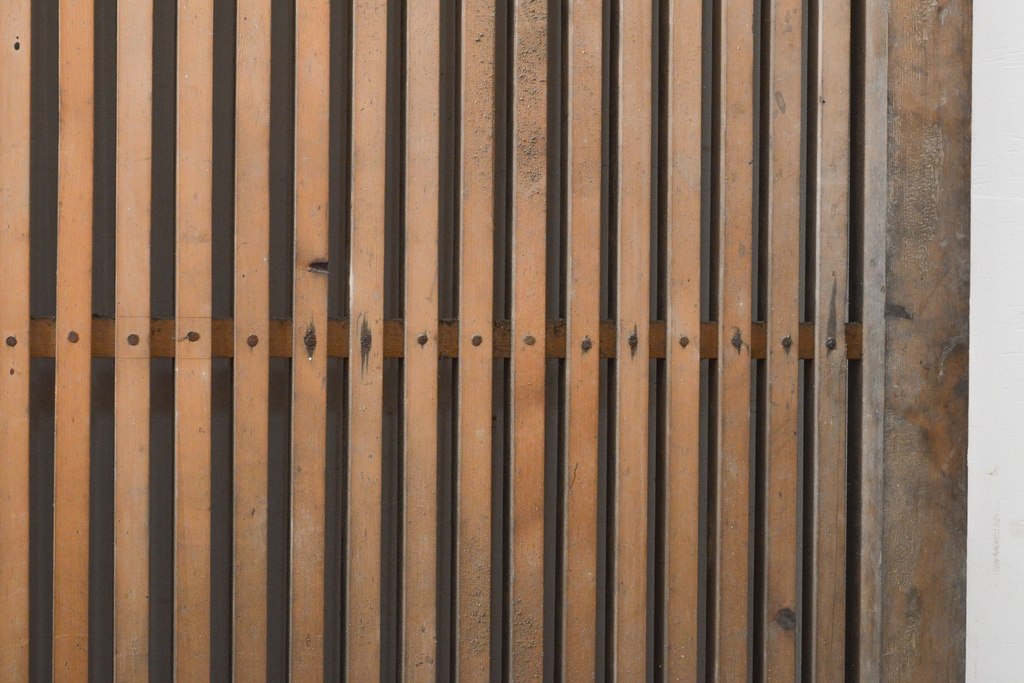和製アンティーク　スギ材・ヒノキ材(杉・檜)　整然と並ぶ縦格子が和モダンな雰囲気を高める格子蔵戸1枚(引き戸、玄関戸、建具)(R-055042)