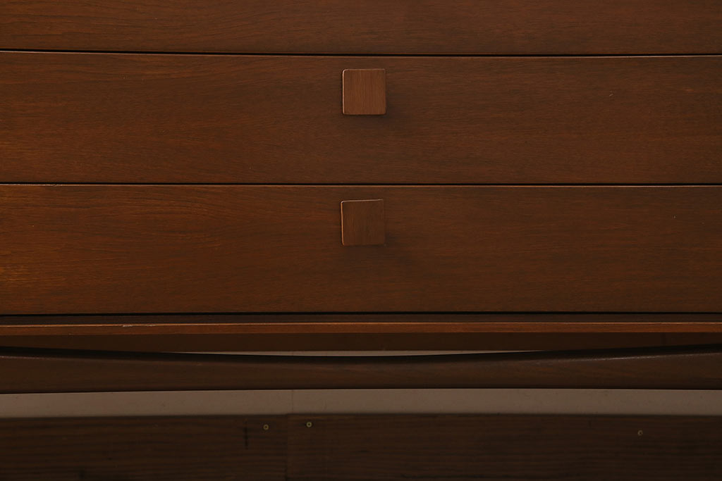 ヴィンテージ家具　G-PLAN(ジープラン)　Danishシリーズ　チーク材　スクエアの取っ手がお洒落なサイドボード(サイドキャビネット、ビンテージ)(R-039633)
