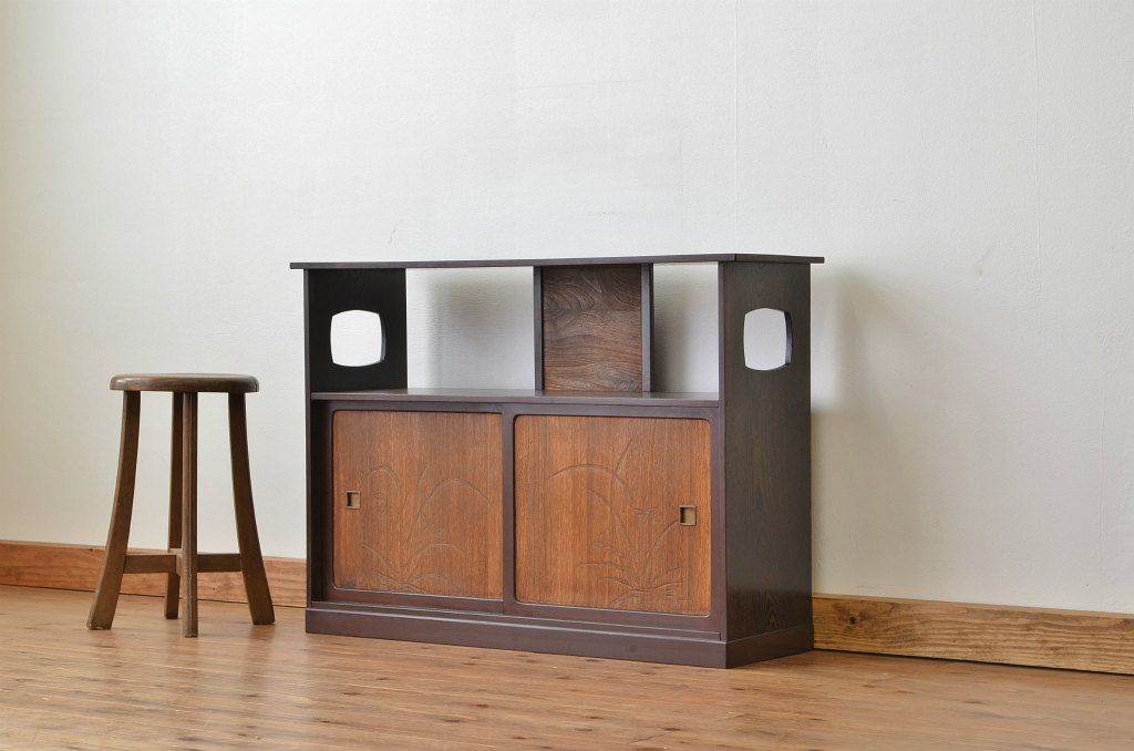 アンティーク家具　古い木の飾り彫り収納棚(茶棚・飾り棚)